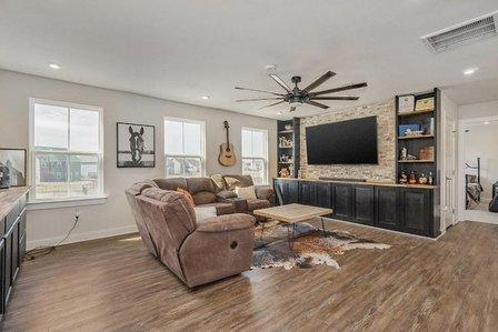 Flannys Farmhouse Furniture & Custom Cabinets