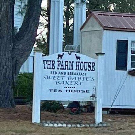 Farm House at Chicken Corner Bed and Breakfast