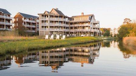 Burrus House Inn Waterfront Suites
