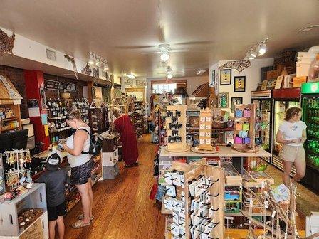 That Art Place in The Stock-Aide