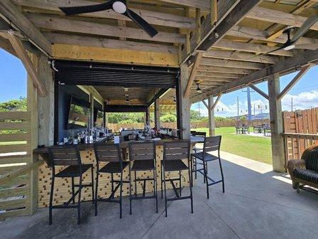 Shaka's Beach Bar & Grill
