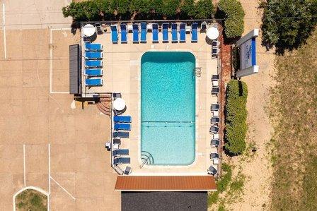 Dolphin Oceanfront Motel